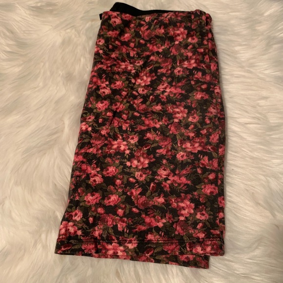 🌹Bershka floral mini skirt🌹 - Picture 3 of 4